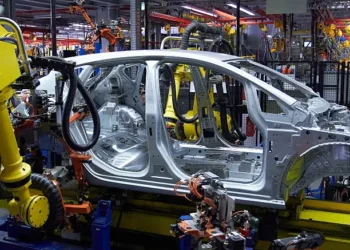 Fábrica de carro - Reprodução/iStock