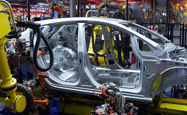 Fábrica de carro - Reprodução/iStock