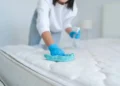 Limpando o colchão - Reprodução/iStock
