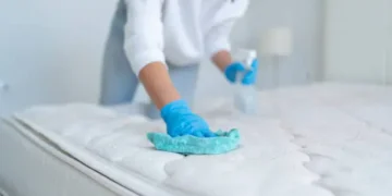 Limpando o colchão - Reprodução/iStock