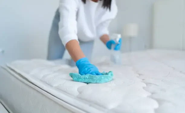 Limpando o colchão - Reprodução/iStock