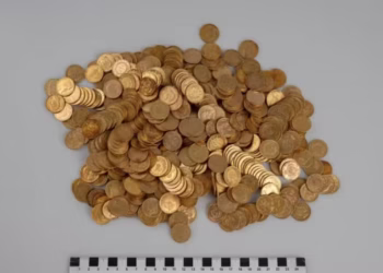 Moedas de ouro achadas por alpinistas na República Tcheca — Foto: Reprodução/Museu da Boêmia Oriental