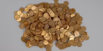 Moedas de ouro achadas por alpinistas na República Tcheca — Foto: Reprodução/Museu da Boêmia Oriental