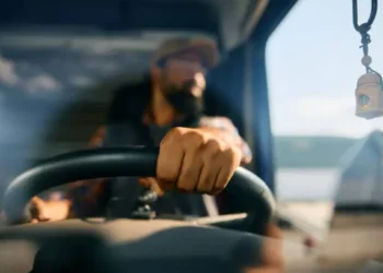 Motorista de Caminhão - Reprodução/iStock