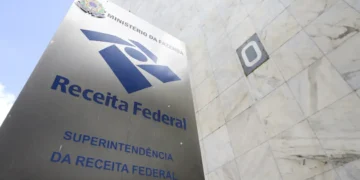 Quem emite nota fiscal precisa abrir aviso da Receita Federal - Imagem: Marcelo Camargo/Agência Brasil