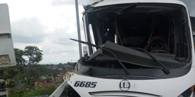 Ônibus com alunos tomba e deixa 11 mortos na Colômbia - Imagem: reprodução/redes sociais