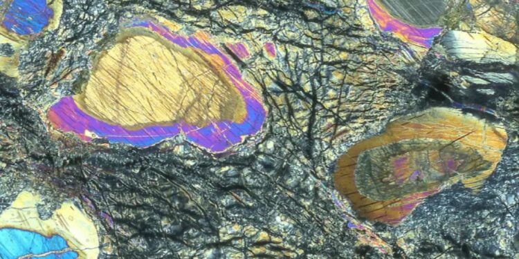 Análises microscópicas das rochas coletadas do manto (Imagem: Johan Lissenberg/Science/Reprodução)
