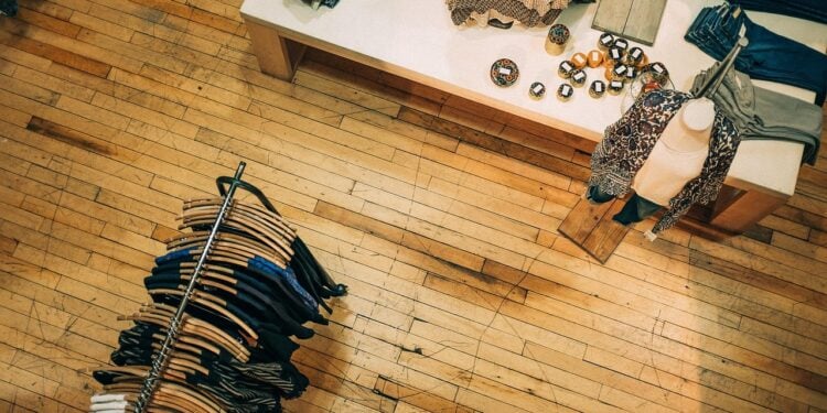 Lojas de marca de roupas famosa estão sendo encerradas - Imagem: Pixabay
