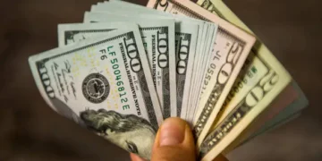 Salário em dólar - Reprodução/iStock