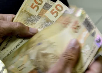 Você pode ter direito a saque de R$ 200 no Banco24Horas - Imagem: Marcello Casal Jr/Agência Brasil
