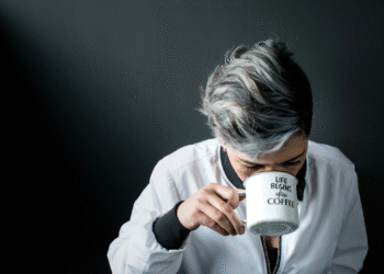 Ingrediente fácil de usar vai eliminar seus grisalhos quando colocar no shampoo