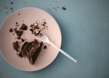 Adolescente morre após comer bolo que recebeu com bilhete