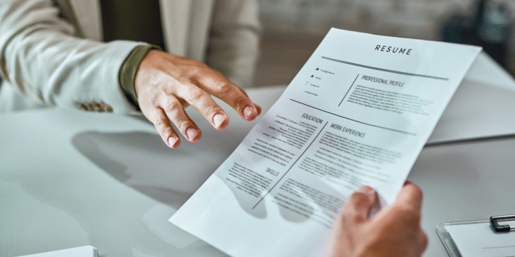 Recrutadores nunca chamam candidatos com esses sinais no currículo