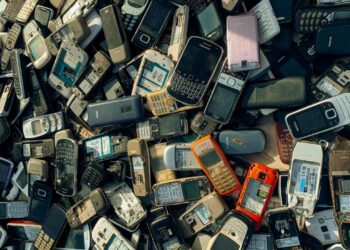Brasil recicla só 3 % do lixo eletrônico, mas já extrai ouro de celulares