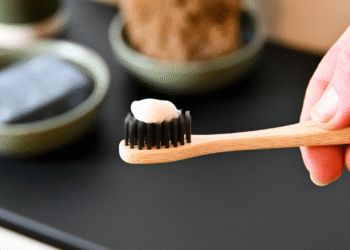 Mistura mágica ajuda a remover tártaro dos dentes e deixa com hálito fresco