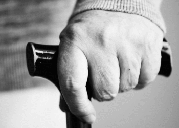 Pesquisa mostra como dor articular e depressão afetam a saúde do cérebro idoso