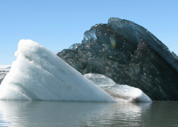 Iceberg negro misterioso aparece no Mar do Labrador