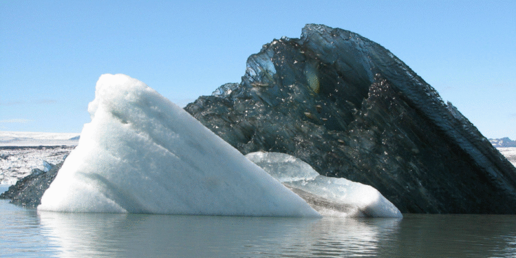 Iceberg negro misterioso aparece no Mar do Labrador
