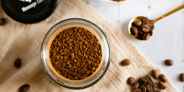 Estudo liga consumo de café instantâneo a doença ocular comum
