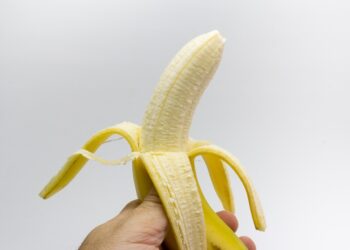 Comer banana e dirigir pode dar multa de R$ 2.934,70 - Imagem: Pixabay