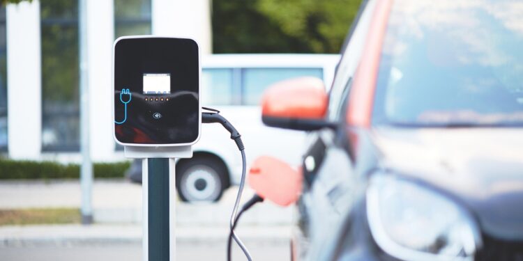 Chefe da BYD no Brasil diz motivo de brasileiros não comprarem carros elétricos - Imagem: Pixabay