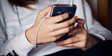 Tome cuidado com o que está instalado no seu celular - Imagem: Pixabay