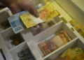 R$ 12 bilhões já foram desbloqueados em consignado para CLT - Imagem: Marcello Casal Jr/Agência Brasil