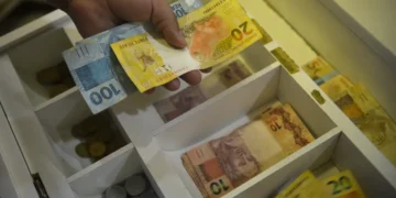 R$ 12 bilhões já foram desbloqueados em consignado para CLT - Imagem: Marcello Casal Jr/Agência Brasil