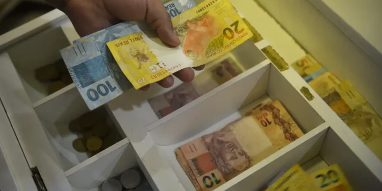 R$ 12 bilhões já foram desbloqueados em consignado para CLT - Imagem: Marcello Casal Jr/Agência Brasil