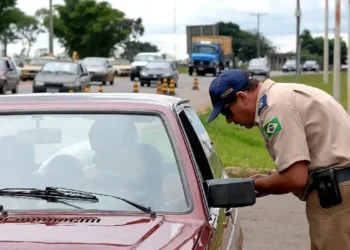 Código revela se é permitido por lei dirigir usando chinelos - Imagem: Agência Brasil