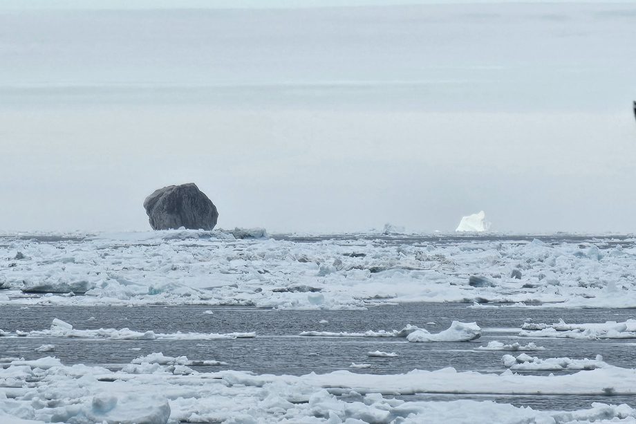 Iceberg negro misterioso aparece no Mar do Labrador