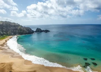 Famílias estão buscando essa ilha que quase ninguém conhece no Brasil - imagem: Fernando de Noronha/Divulgação/Embratur