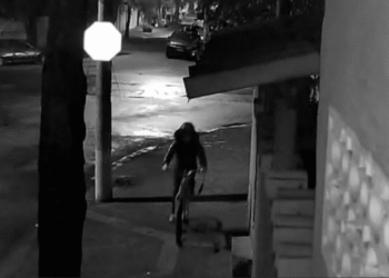 Imagens de câmeras de segurança mostram Marcelle chegando à casa do acusado de bicicleta. (Foto: câmera de segurança)