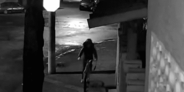 Imagens de câmeras de segurança mostram Marcelle chegando à casa do acusado de bicicleta. (Foto: câmera de segurança)