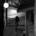 Imagens de câmeras de segurança mostram Marcelle chegando à casa do acusado de bicicleta. (Foto: câmera de segurança)