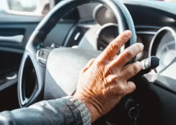 Motorista idoso - Reprodução/iStock