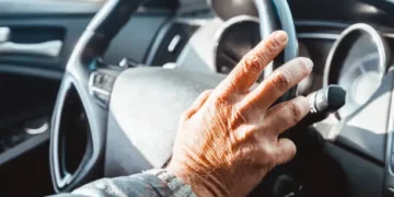 Motorista idoso - Reprodução/iStock
