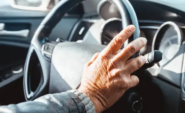 Motorista idoso - Reprodução/iStock