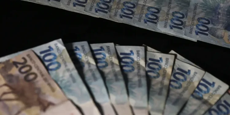 Mulher gasta 2,4 milhões em um dia após receber por engano - Imagem: José Cruz/Agência Brasil