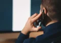 Pessoa falando no telefone - Reprodução/iStock