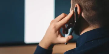 Pessoa falando no telefone - Reprodução/iStock
