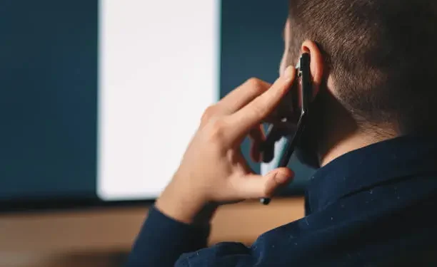 Pessoa falando no telefone - Reprodução/iStock