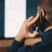 Pessoa falando no telefone - Reprodução/iStock