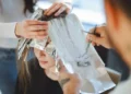 Pintando o cabelo - Reprodução/iStock