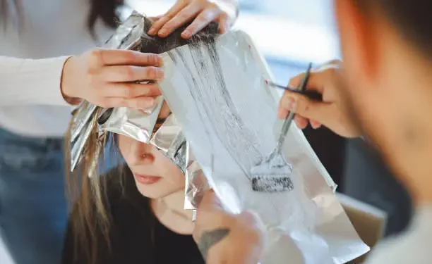 Pintando o cabelo - Reprodução/iStock