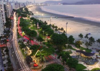 Banho na praia pode ser proibido e moradores de rua em ônibus também - Imagem: Divulgação/Prefeitura de Santos