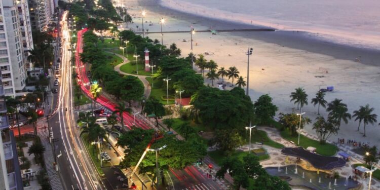Banho na praia pode ser proibido e moradores de rua em ônibus também - Imagem: Divulgação/Prefeitura de Santos