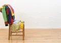 Roupas na cadeira - Reprodução/iStock