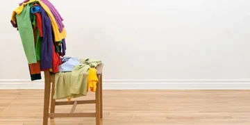 Roupas na cadeira - Reprodução/iStock