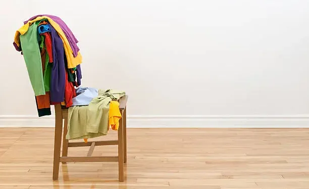 Roupas na cadeira - Reprodução/iStock
